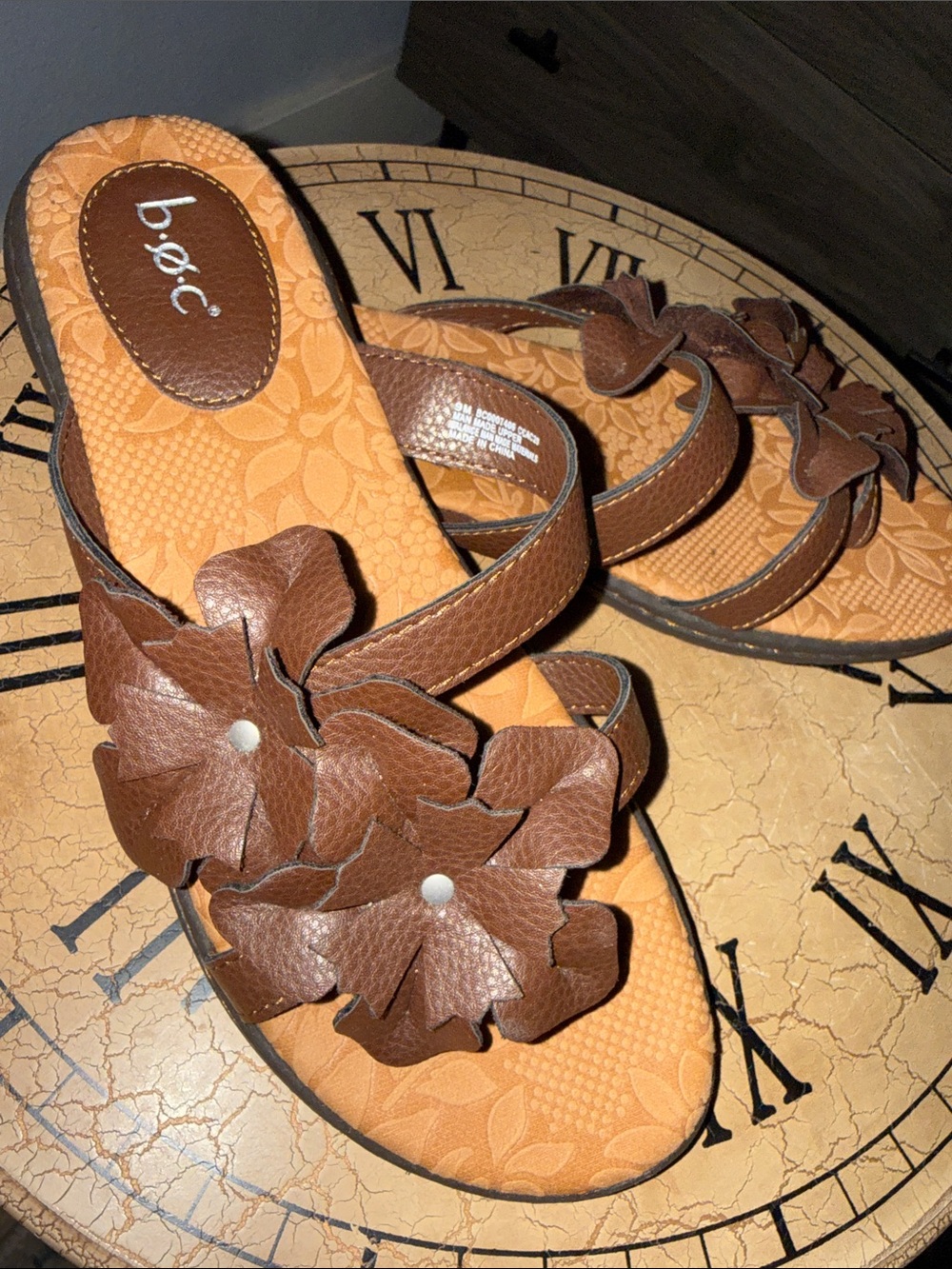 b.o.c. NWOT Brown Leather like Floral Slide Sandals throng toe perfect 4 summer